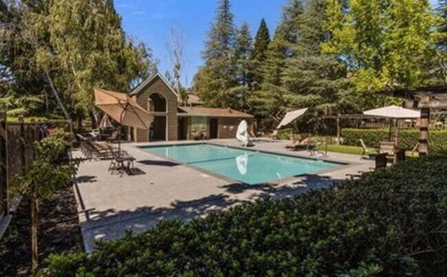 Building Photo - Gorgeous Two-Bedroom Condo with Golf Course Views in San Ramon!