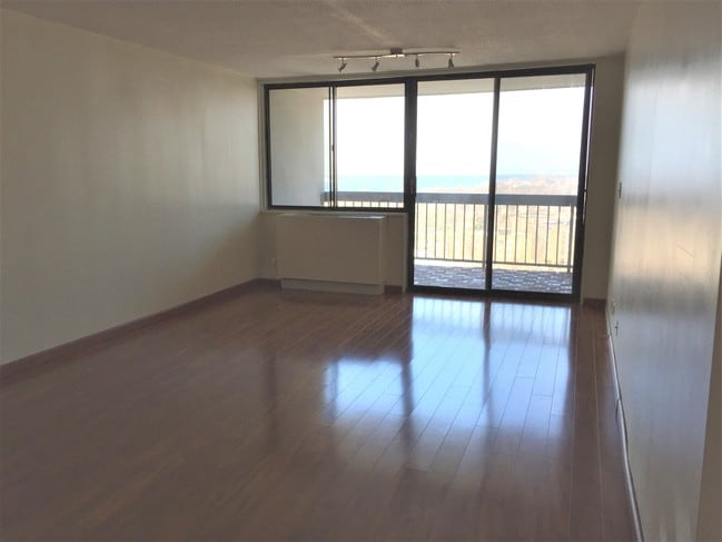 Building Photo - 1 Bay Club Dr