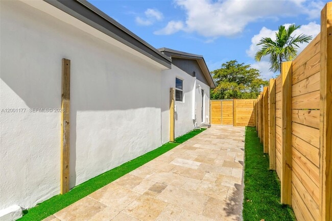 Building Photo - 810 SW 14th Ct