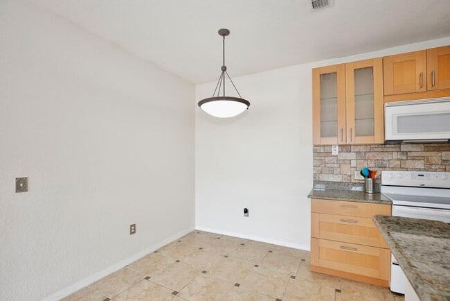 Building Photo - Stylish 3/2 Corner-Unit Condo with Resort ...