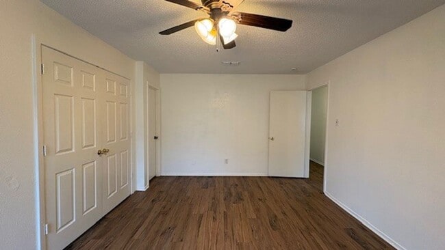 Building Photo - 3 Bedroom Duplex!