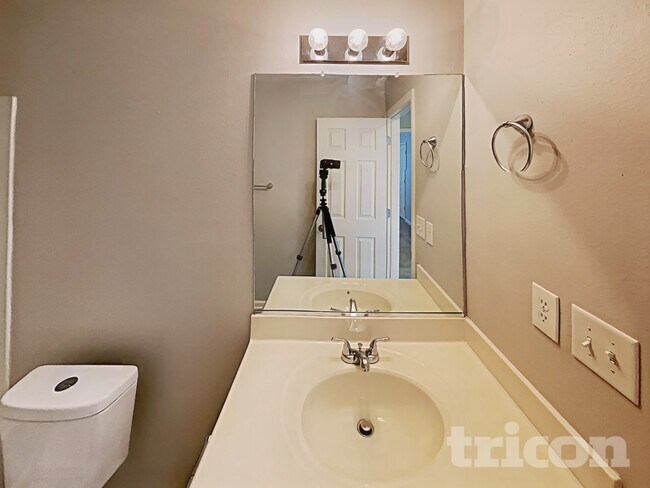 Building Photo - 2675 Chatfield Dr