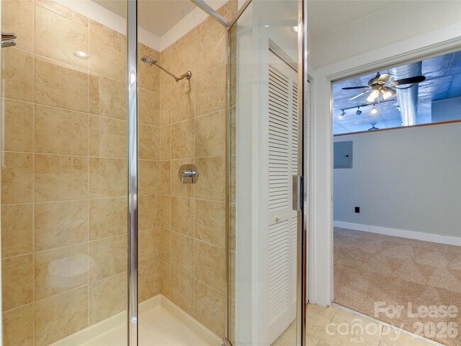 Building Photo - 505 E 6th St