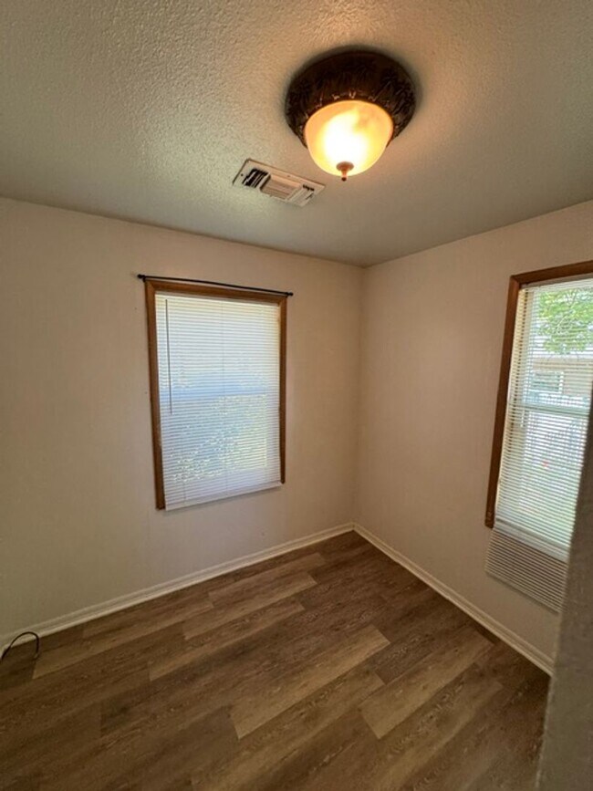 Building Photo - SINGLE FAMILY HOME WITH BONUS ROOM OFF THE DETACHED GARAGE- GARDNERS DREAM
