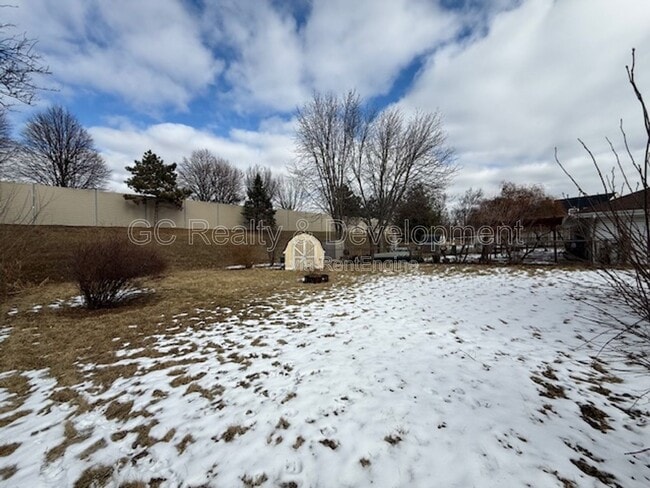 Building Photo - 944 Shady Ln