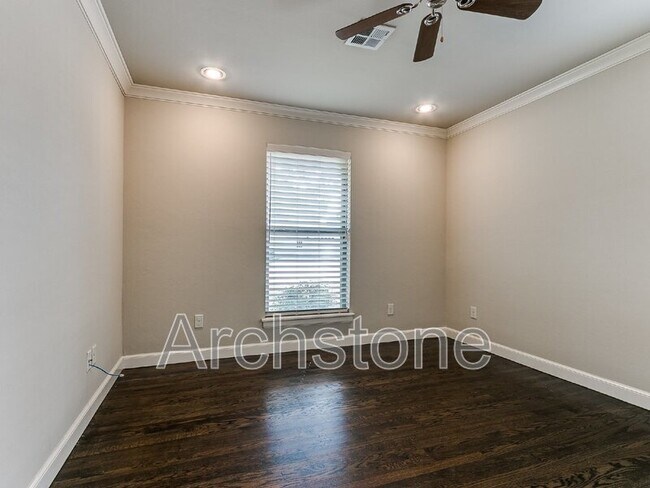 Building Photo - 9631 Stratford Dr