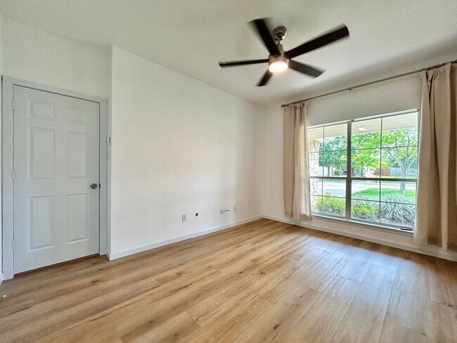 Building Photo - 3/BR 2/BA Bath Home with Fully Equipped Ki...