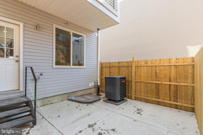 Building Photo - 1906 E York St