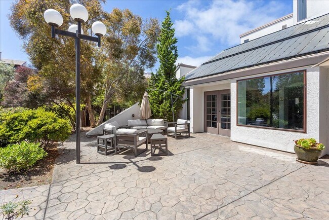 Building Photo - 2101 Shoreline Dr