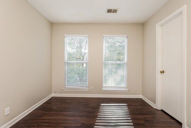 Building Photo - 747 Lake Terrace Dr