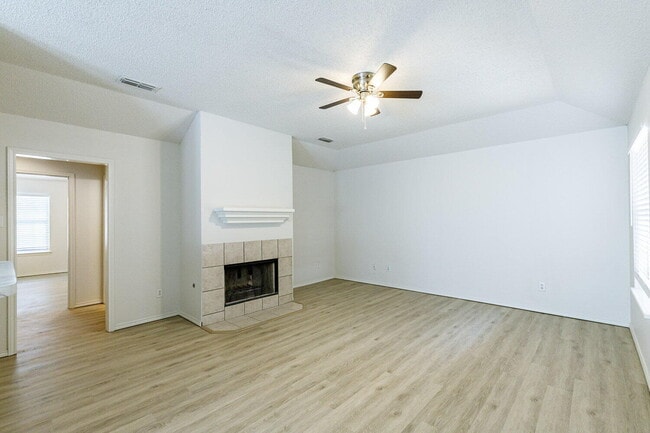 Building Photo - 10106 Englewood Ave