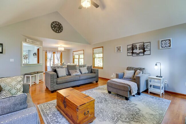 Building Photo - 1530 Wooded Acres Dr