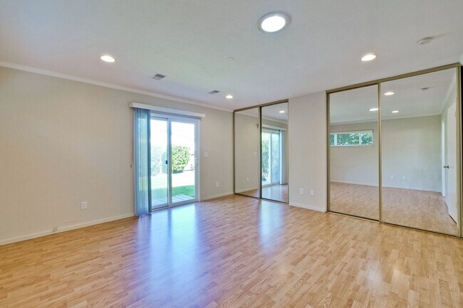 Building Photo - Excellent 4 bed 2.5 Bath Single Family Home!