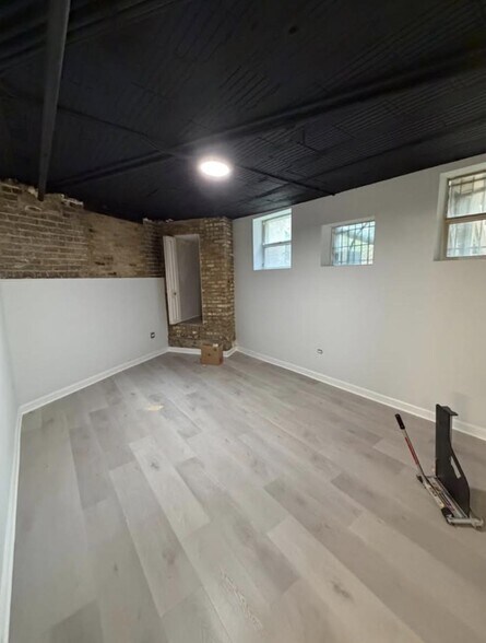 Building Photo - 2042 W Touhy Ave