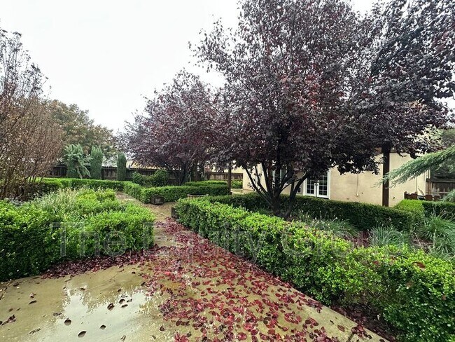 Building Photo - 3842 W Buena Vista Ave