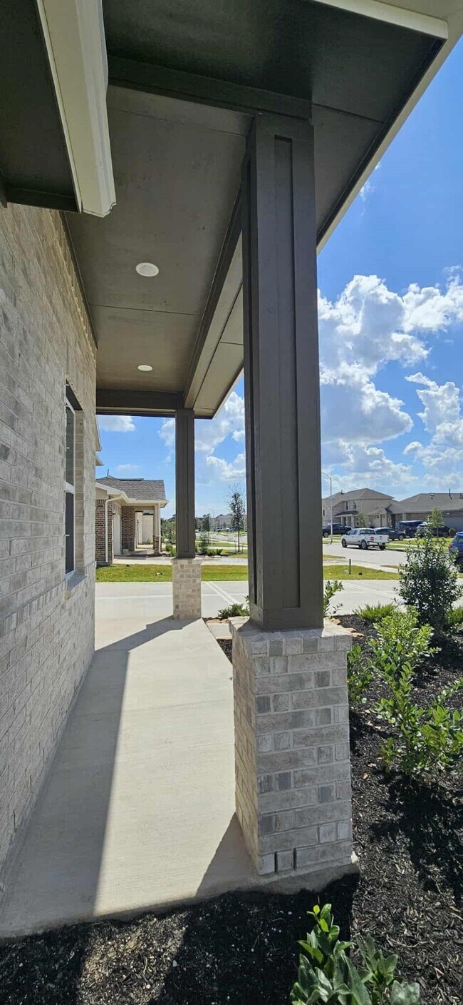 Building Photo - 8442 Bay Oaks Dr