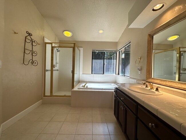 Building Photo - Beautiful 4 Bedroom Single Story For Rent in Gold River!