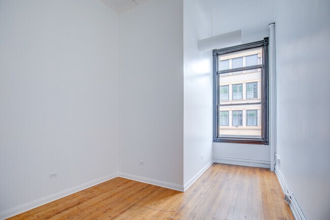 Building Photo - 1278 N Milwaukee Ave