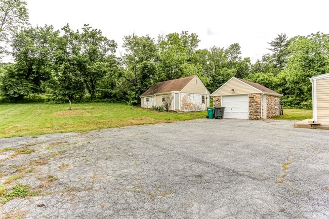 Building Photo - 3 Bed 1.5 bath in Camp Hill