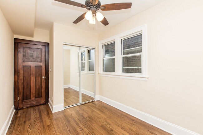 Building Photo - Condo Quality 2Bed/1bath in Bucktown! In-Unit Laundry! Stainless Steel! Quartz Counters!