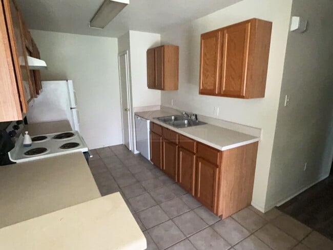 Building Photo - 2318 Wildewood Dr