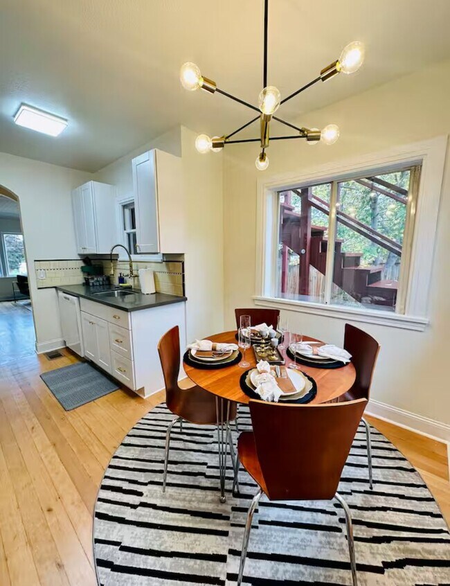Building Photo - Midtown Gorgeous Home on Large Lot