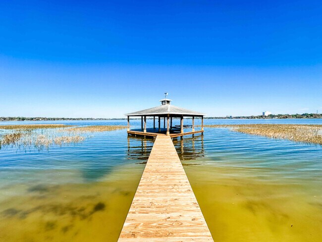 Building Photo - 1540 Lake Howard Dr