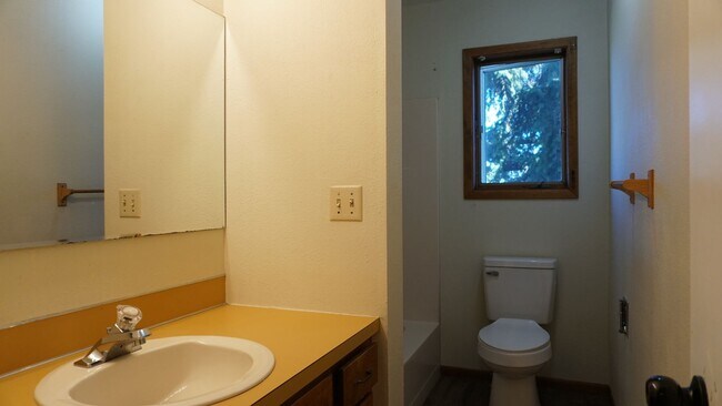 Building Photo - Spacious Country Property On 5 Acres with ...