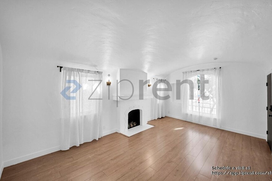 Building Photo - 5160 San Vicente Blvd