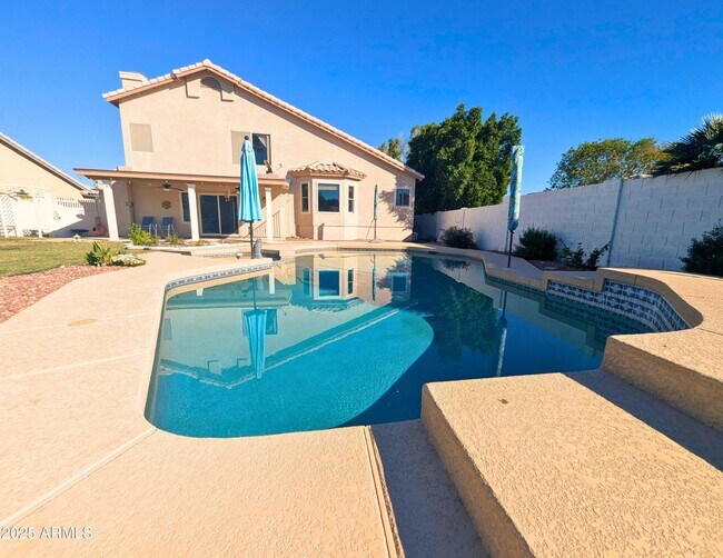 Building Photo - 242 S Sycamore Pl