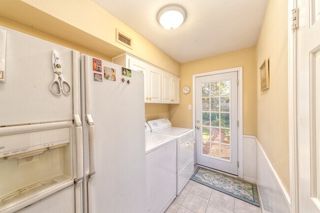 Building Photo - 11407 S Chestwood Dr