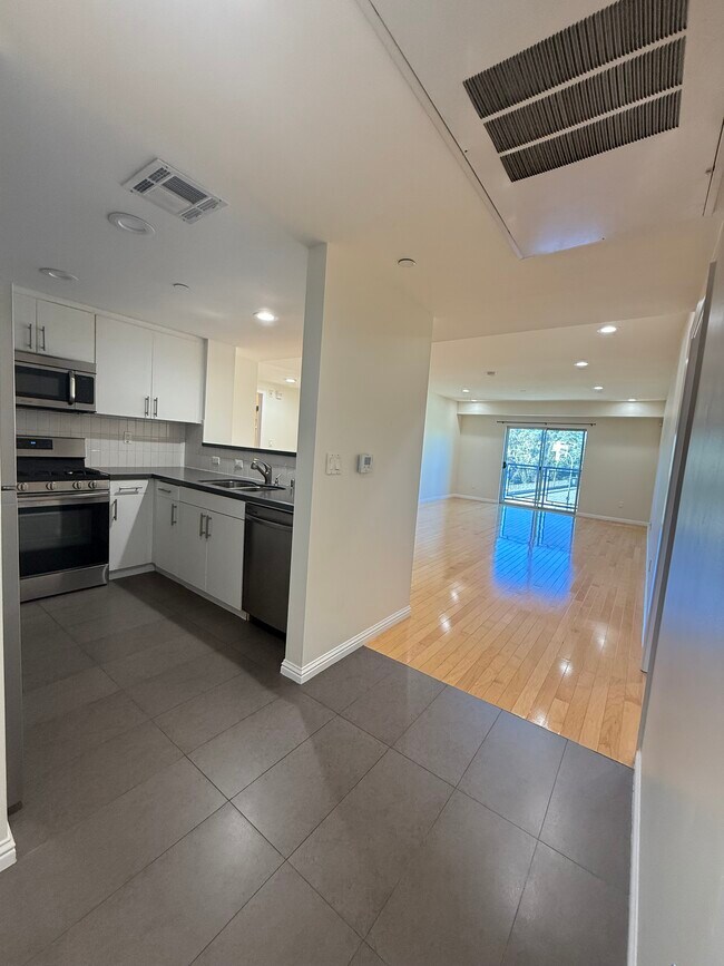 Building Photo - 159 W Green St