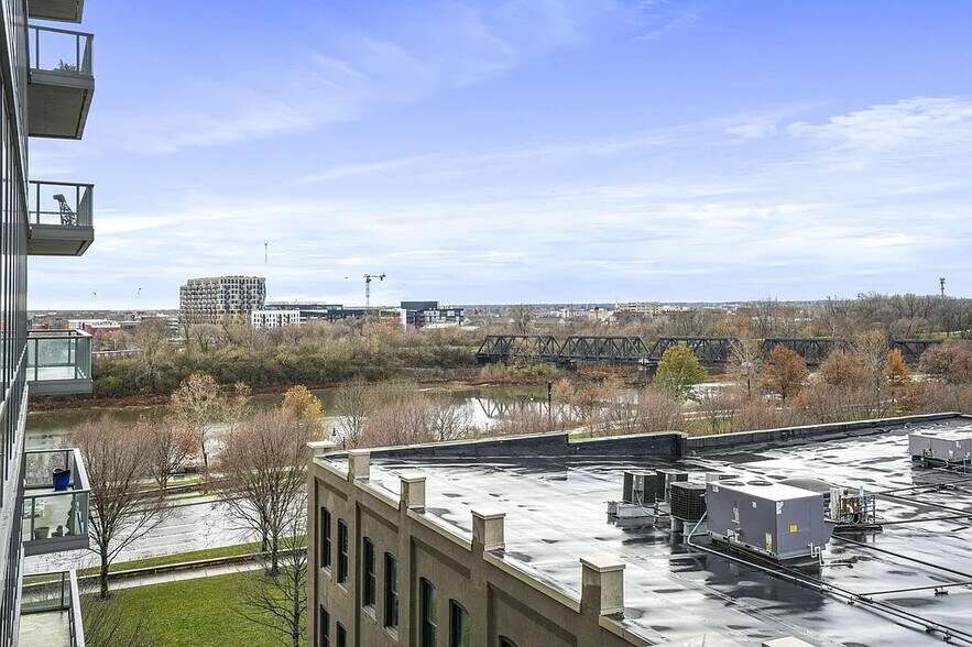 River View - 300 W Spring St