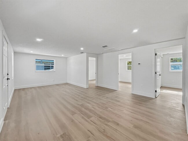 Building Photo - Spacious and Updated Home in Tampa! Move-in Ready | 2bed-1bath