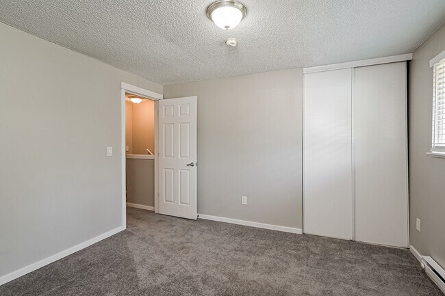 Building Photo - 5011 SW Beaverton Hillsdale Hwy