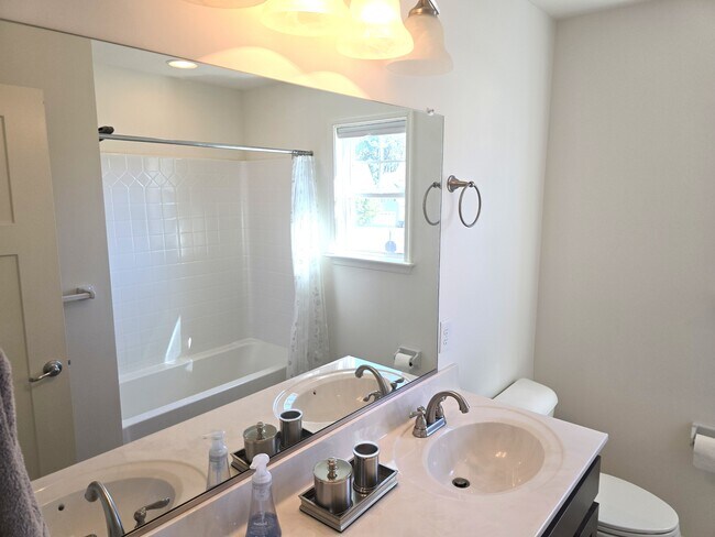 Building Photo - 1129 Flower St