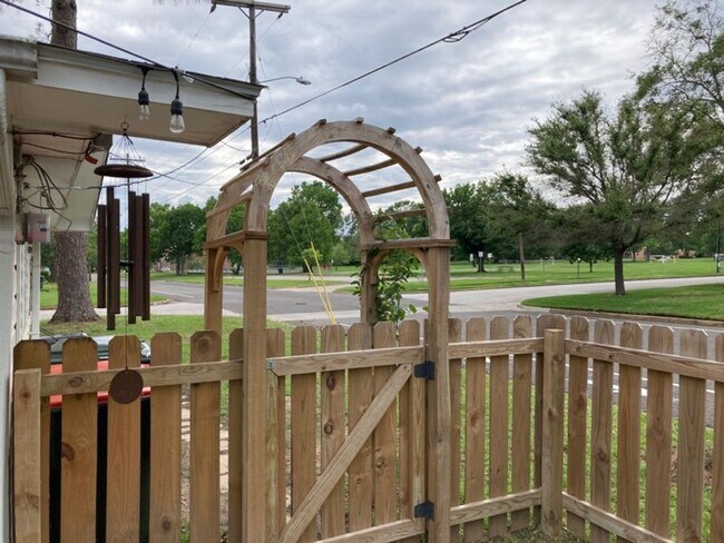 Building Photo - ** 3 Bedroom Rental Steps From Pollard Par...