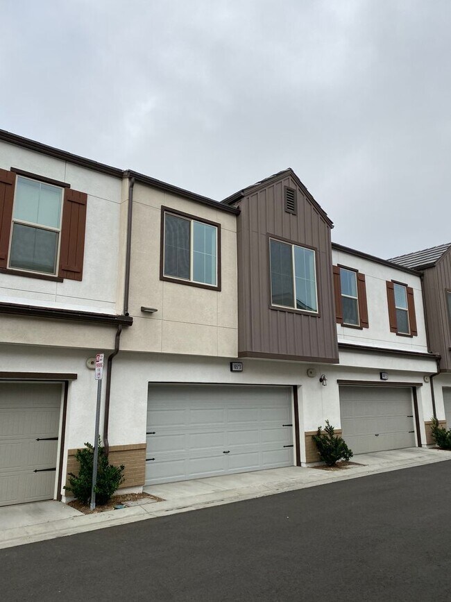 Building Photo - Beautiful 3 bed, 3 bath home in new community!