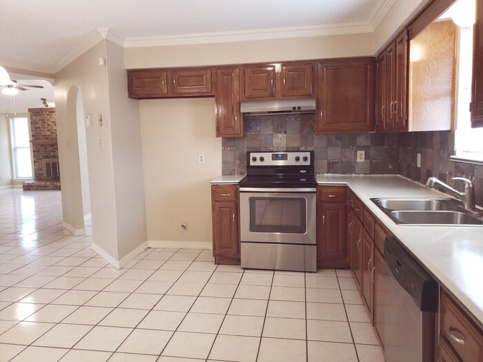 Building Photo - 2217 Rockwood Dr