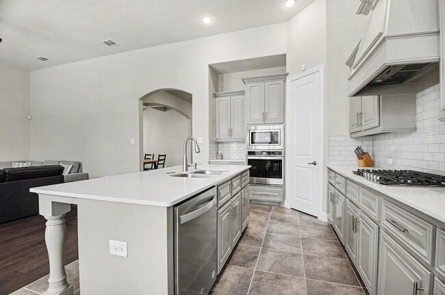 Building Photo - 3323 Royal Ridge Dr