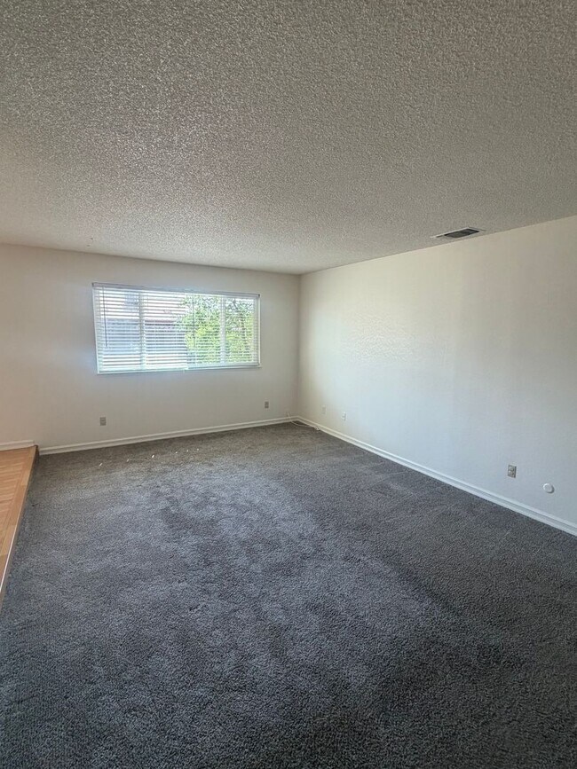 Building Photo - Charming 3 bedroom 2 bathroom home located in Hanford