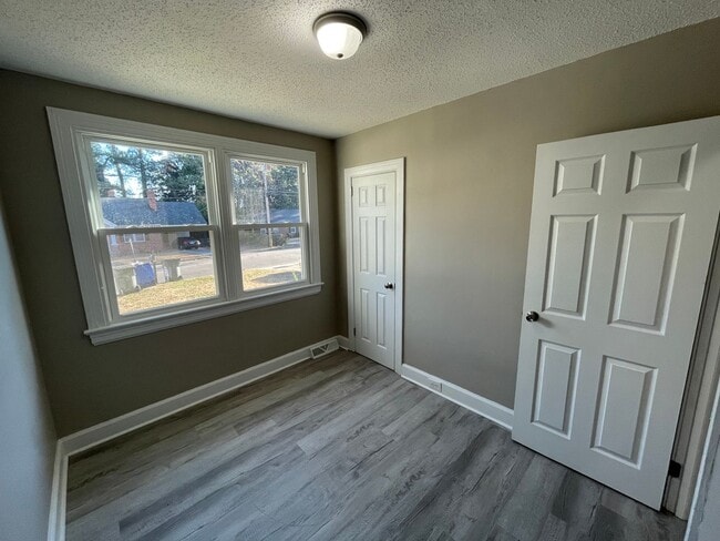 Building Photo - 613 Caldwell Ave NE