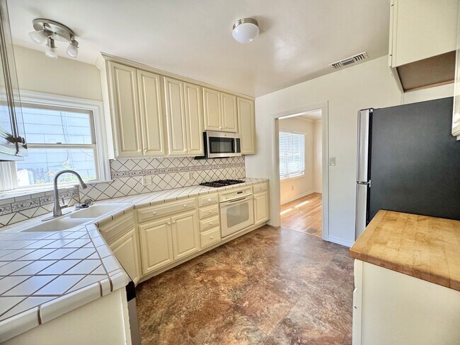 Building Photo - 548 W 4th Ave