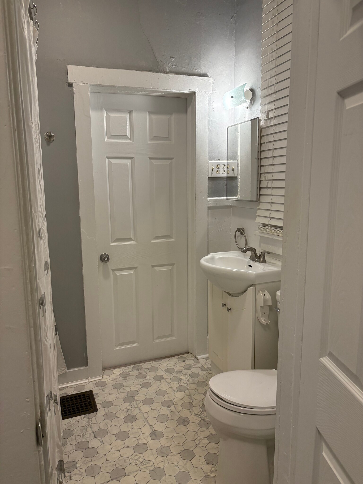 Bathroom - 302 W Illinois St