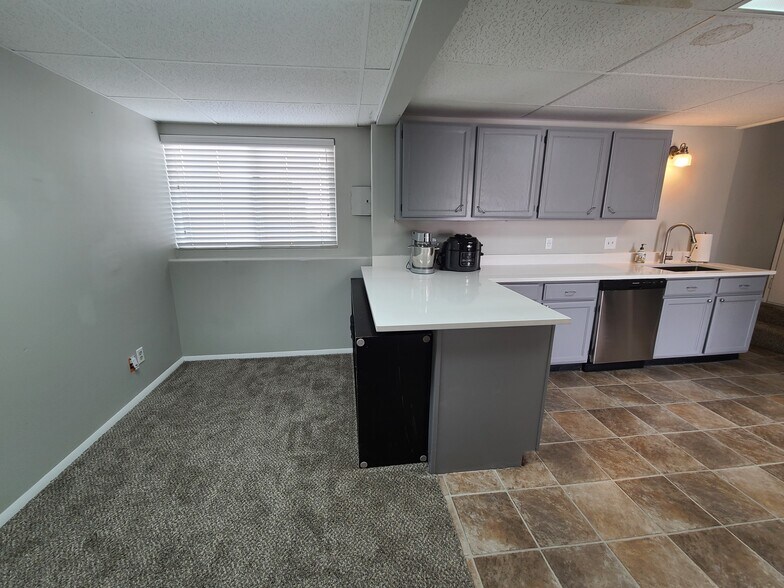 Building Photo - 940 W Red Oaks Dr