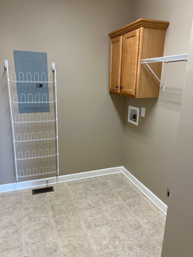 Building Photo - 4 Bed, 3.5 Bath Home w/  3 Car Garage in Williamson Co