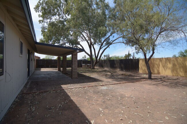 Building Photo - Updated 3 Bedroom 2 Bath Home! Southwest Tucson Location!