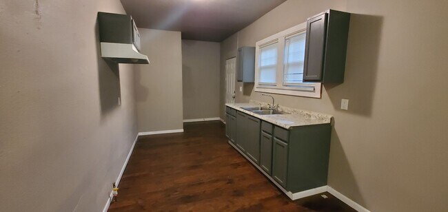 Building Photo - Section 8 Accepted 2 Bedroom Brick Home