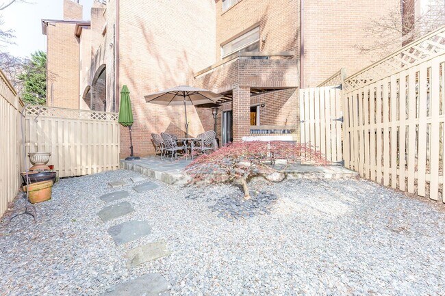 Building Photo - Stunning 4 Bedroom 3 and a Half Bath Bethe...