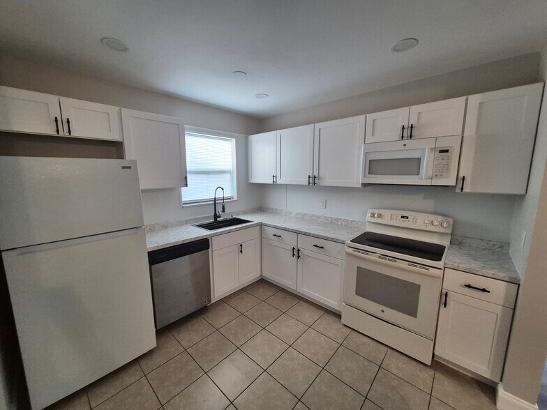 Building Photo - 7071 Holiday Dr